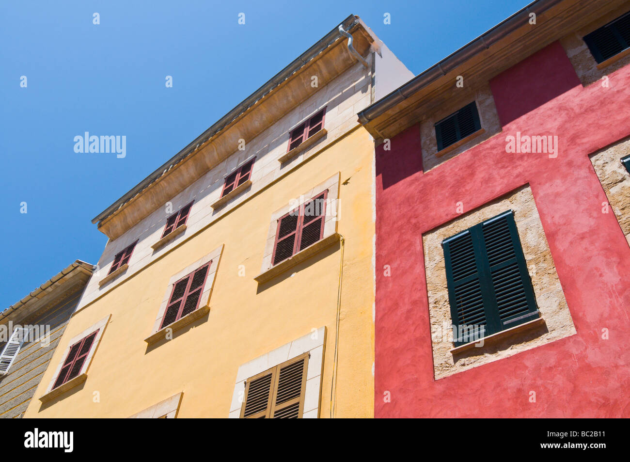 Farbige Gebäude der Altstadt von Alcudia, Mallorca, Spanien. Stockfoto