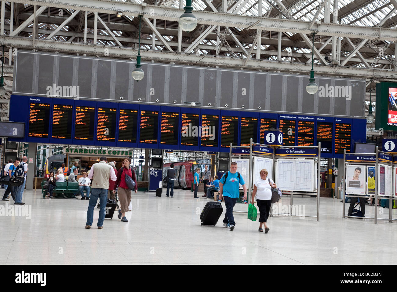 Touristen und Reisende in der Bahnhofshalle von Glasgow Central Station Stockfoto