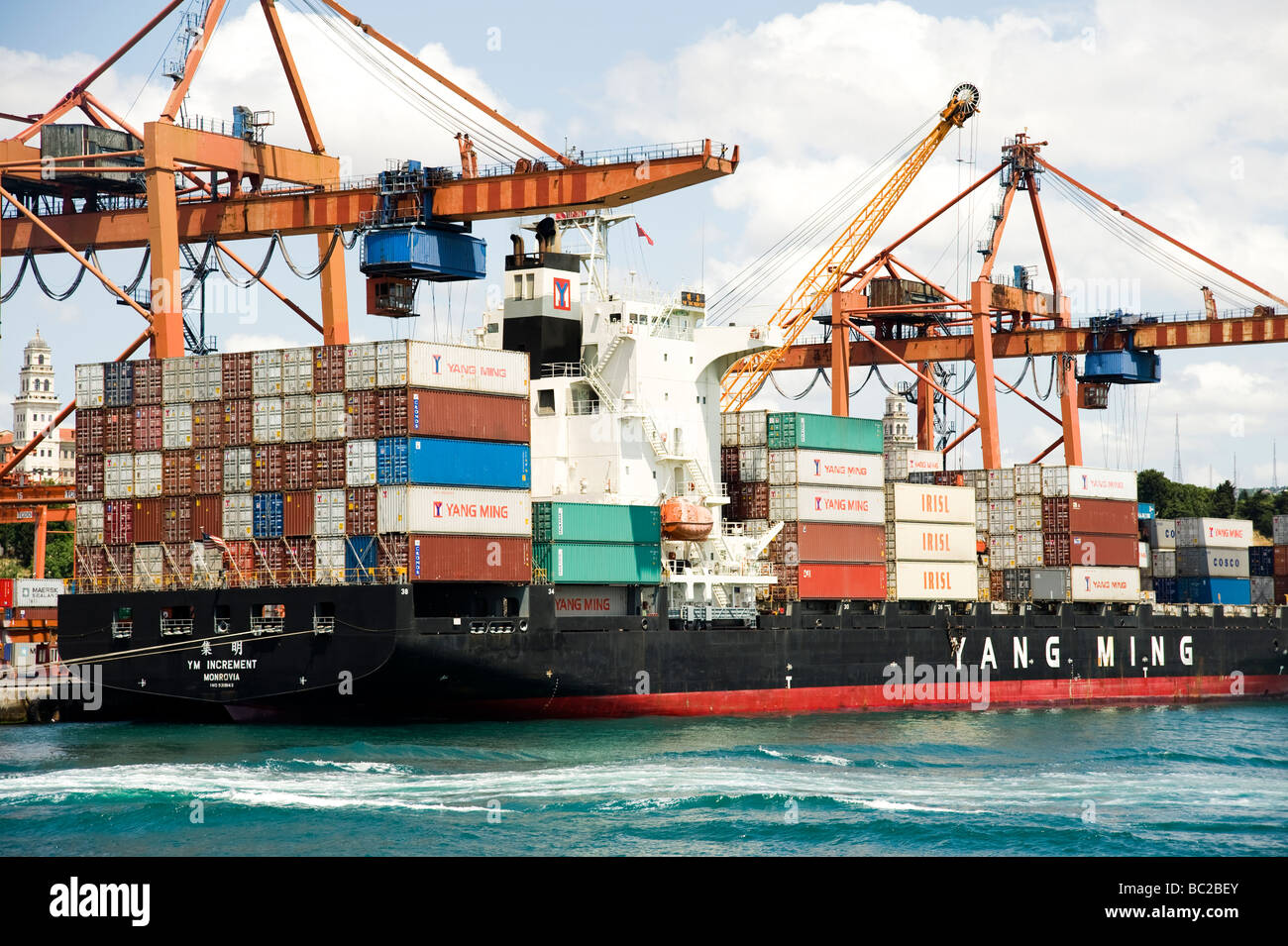 Ein Containerschiff entladen importierte Produkte aus China Stockfoto