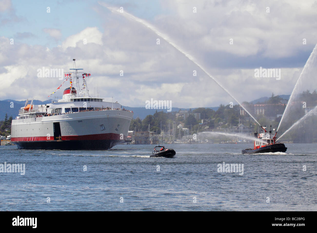 Feuerlöschboote eskortieren Coho Ferry drauf s 50. Jahrestag Segeln heute Victoria British Columbia Kanada Stockfoto