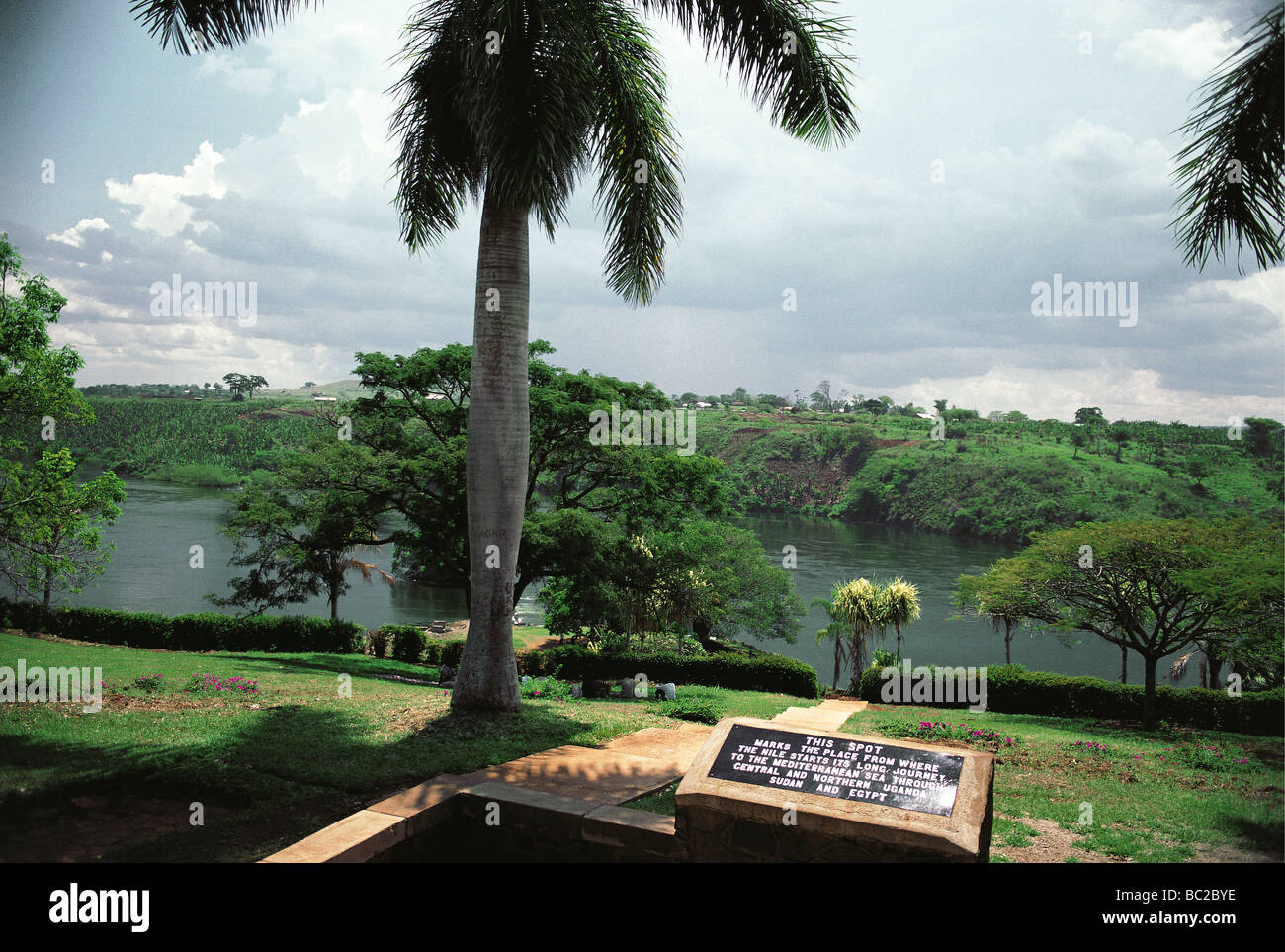 Tafel mit Inschrift, die Kennzeichnung der Quelle des Nils in der Nähe von Jinja Viktoriasee Uganda Ostafrika Stockfoto