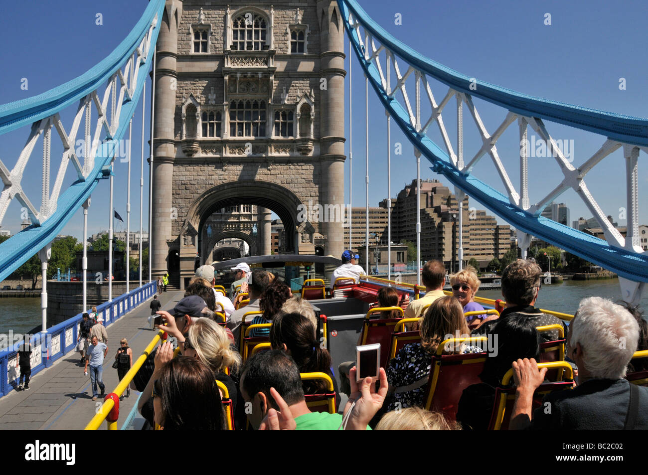 London-Oberdeck des open Top-Tour Bus Fahrgäste fotografieren der Tower Bridge Stockfoto