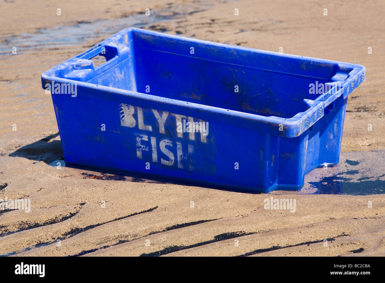 Eine blaue Plastikbox gekennzeichnet Blyth Fisch sitzt am Strand von Newbiggin-by-the-Sea in Northumberland. Stockfoto