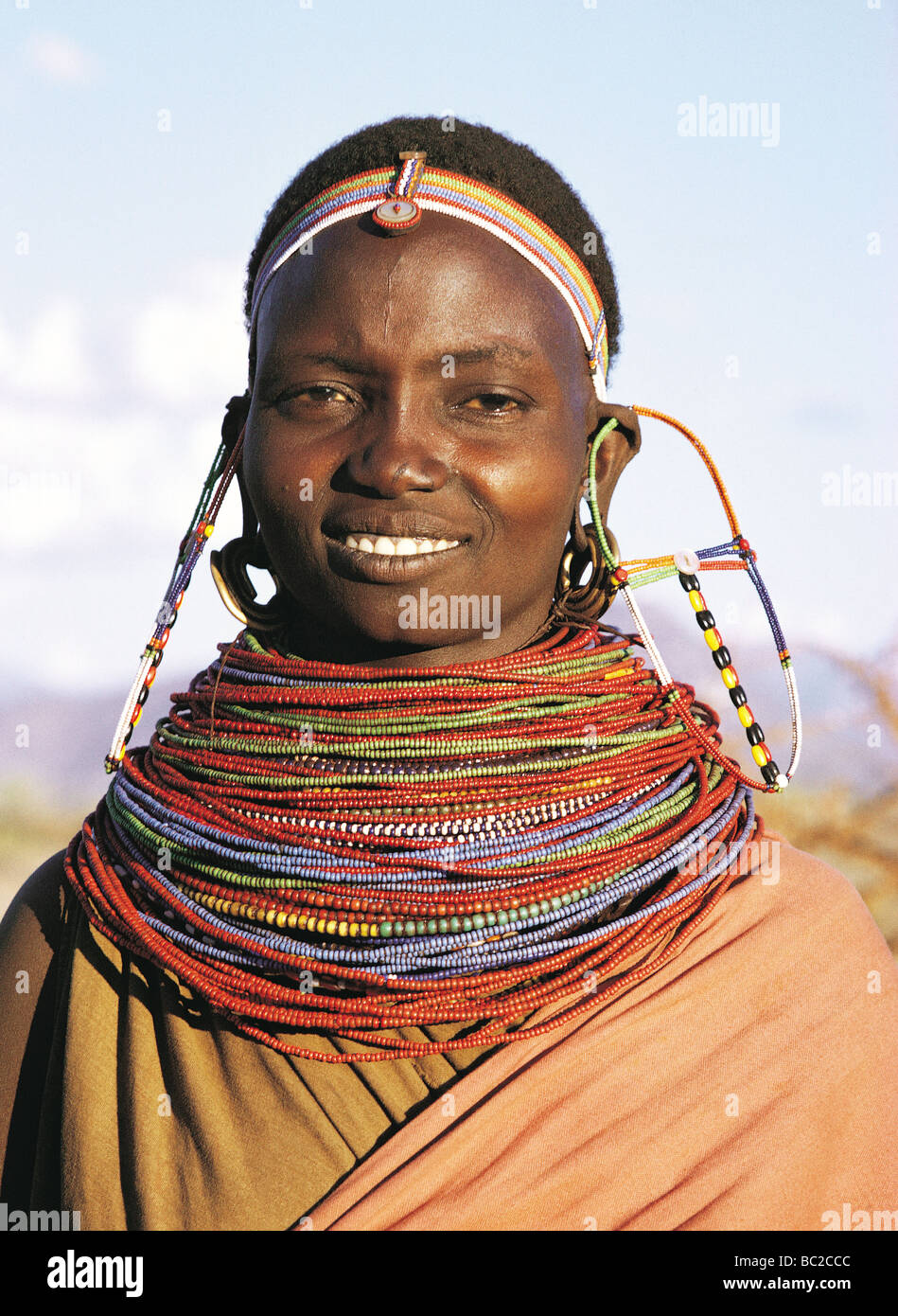 Porträt-Samburu verheiratete Frau mit typischen Halskette und Ohr Schmuck südlich von Mount Nyiro nördlichen Kenia in Ostafrika Stockfoto