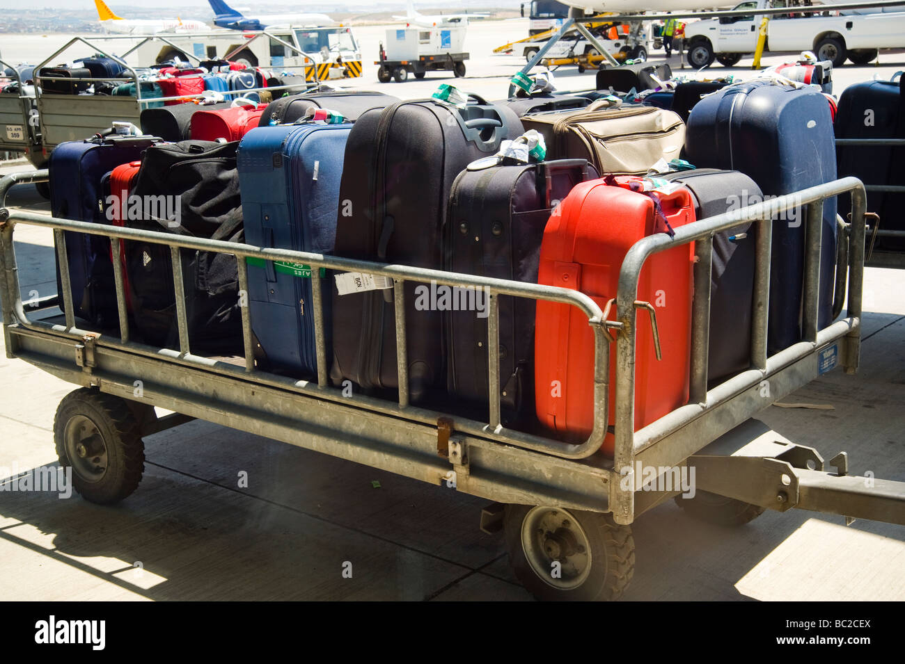 Koffer der Passagiere auf einem Wagen an einem Flughafen Stockfoto