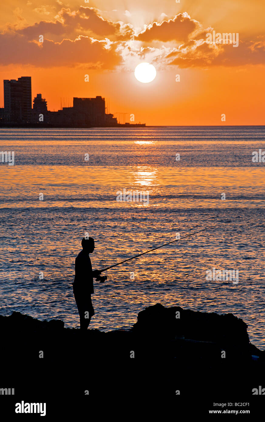 Angeln vom Malecon bei Sonnenuntergang, Havanna, Kuba Stockfoto