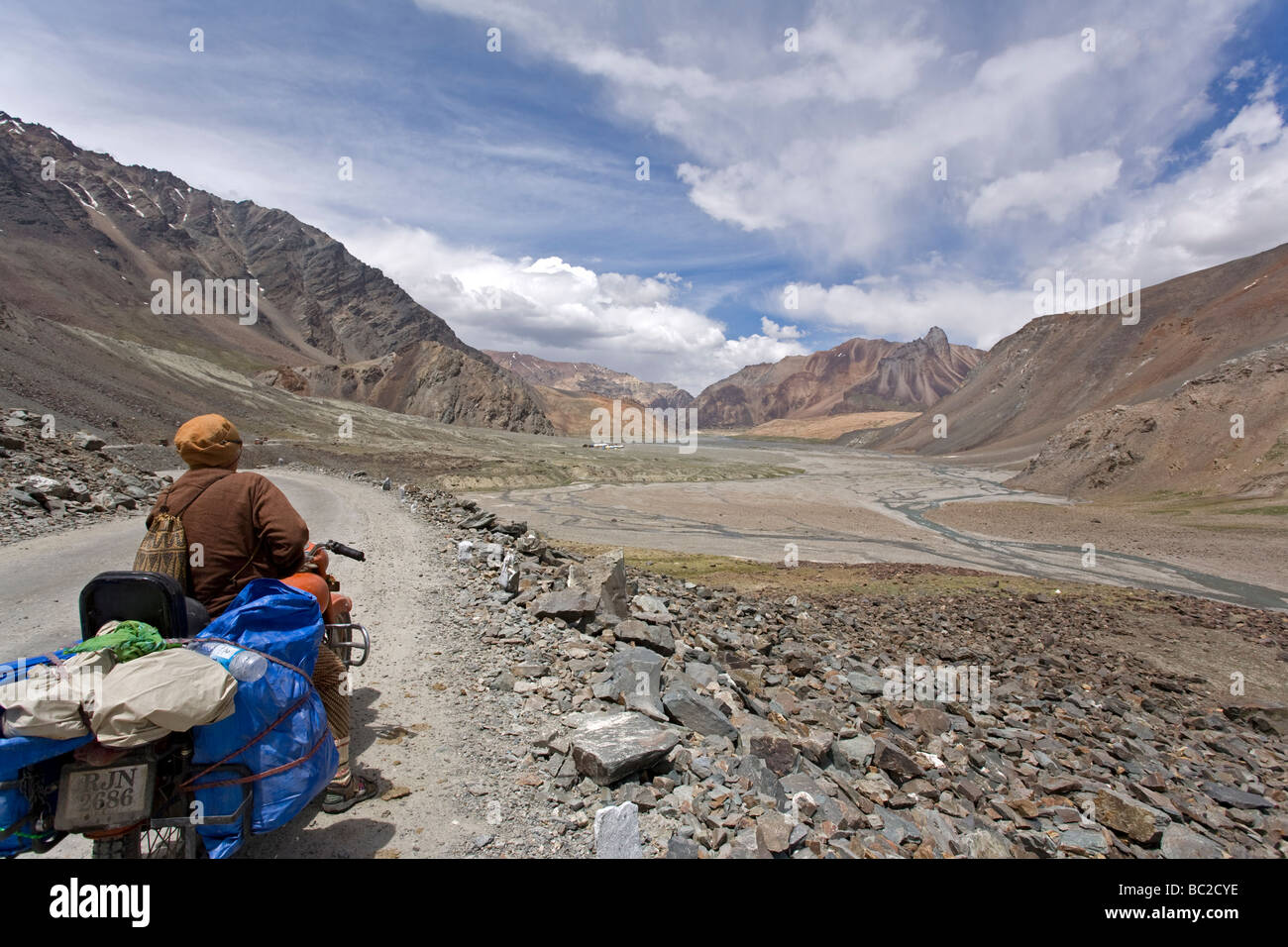 Motorradfahrer auf der Manali-Leh-Straße. In der Nähe von Sarchu. Ladakh. Indien Stockfoto