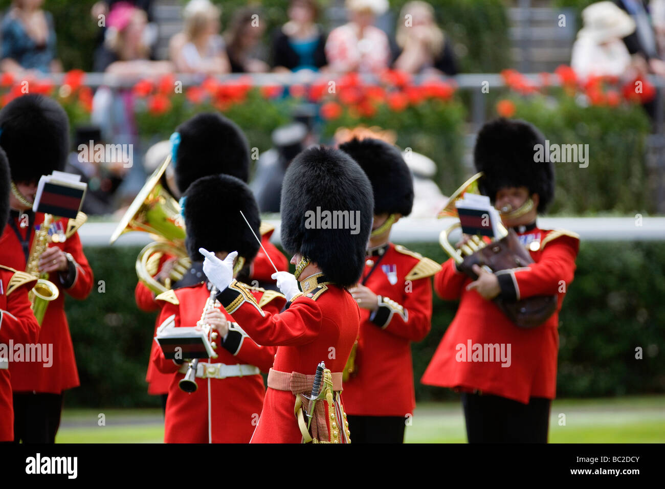 Eine Militärkapelle aus der Garde Regiment spielen für die Massen vor die Strat des Rennsports in Royal Ascot Stockfoto