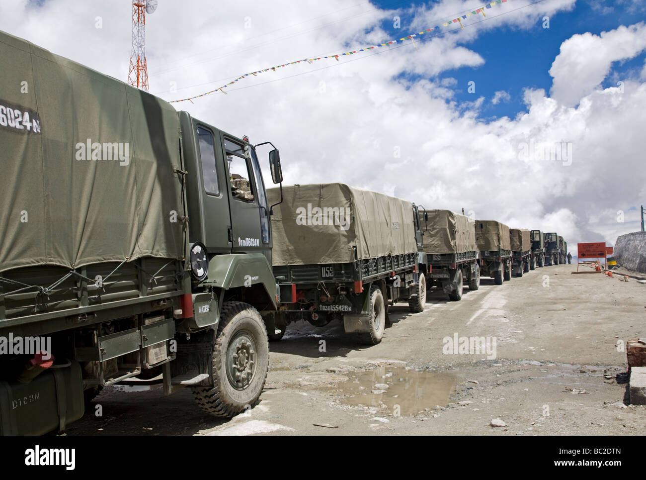 Militar-Konvoi. Khardung La-Pass. Ladakh. Indien Stockfoto