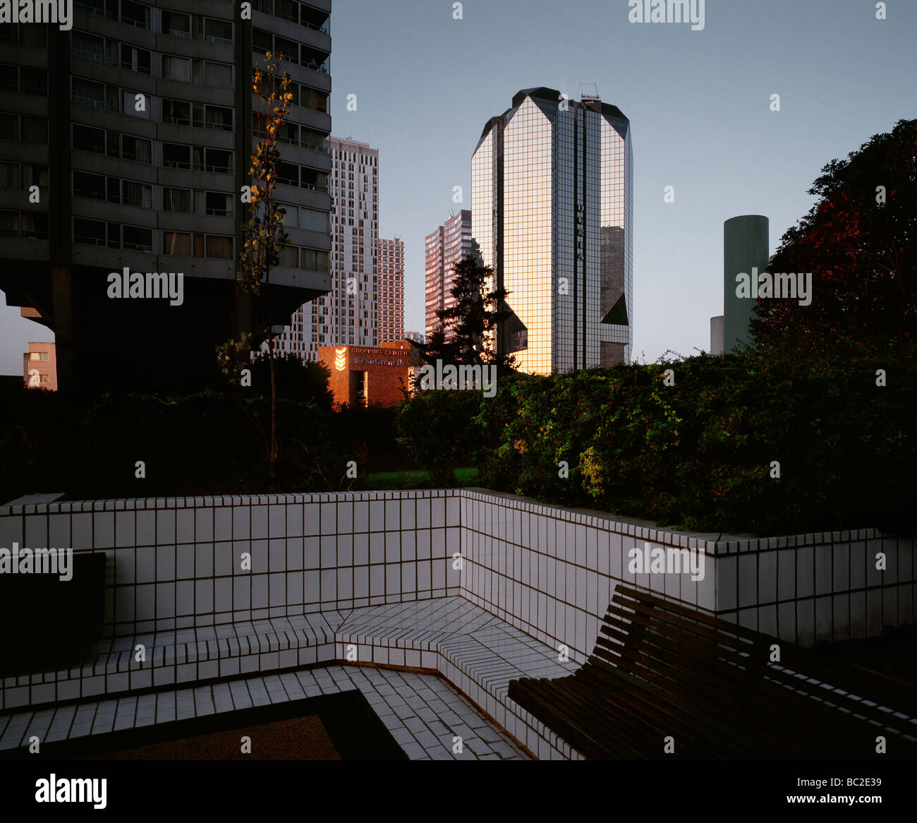 Morgensonne trifft moderne gläserne Bürogebäude in Paris, Frankreich. Stockfoto
