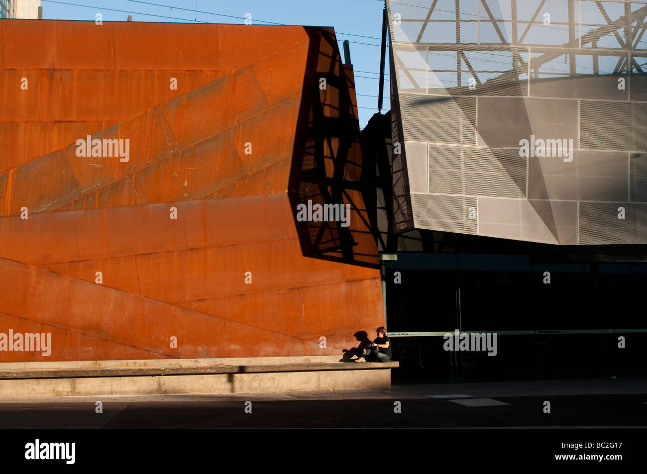 Person sitzt auf einer Mauer Melbourne Aquarium Melbourne Victoria Australien Stockfoto