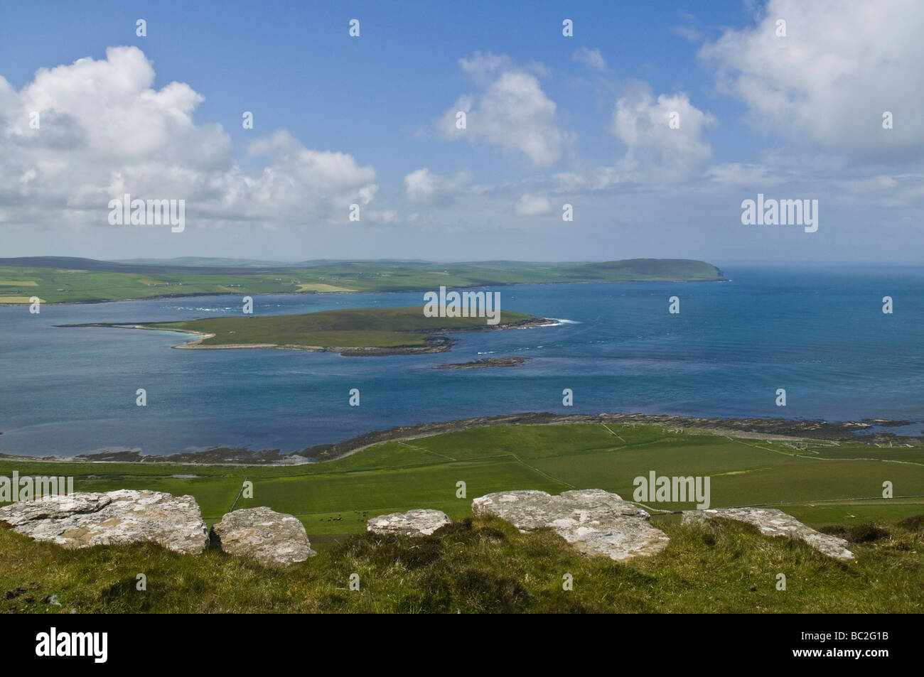 Dh Eynhallow Sound Eynhallow ROUSAY Orkney Island und Evie Orkney Westmainland hills Sicht klingt Stockfoto