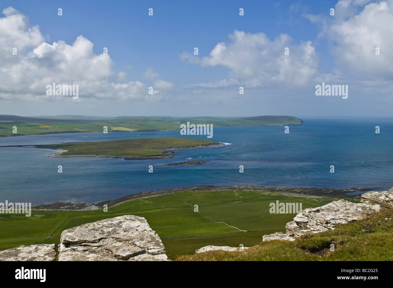 dh Eynhallow Sound ROUSAY ORKNEY Eynhallow Island und Evie Orkney WestFestlandinseln schottland klingt malerisch aus der Luft Stockfoto