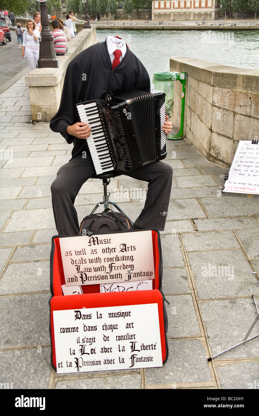 Straße Schauspieler ohne Kopf spielt Akkordeon. Paris, Frankreich  Stockfotografie - Alamy