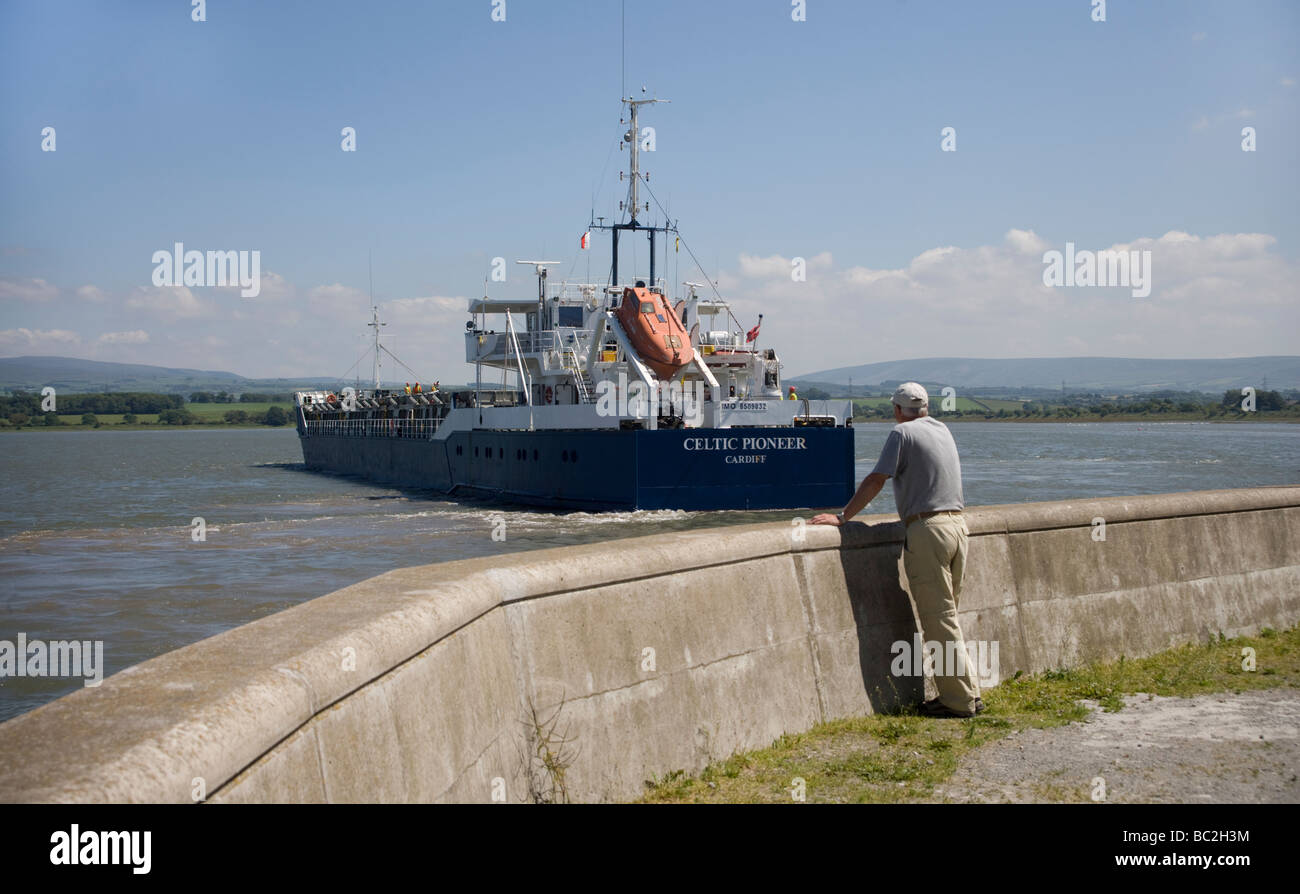 Man beobachtete Schiff Manouvering in tidal River Lune Glasson Dock Lancaster UK Stockfoto