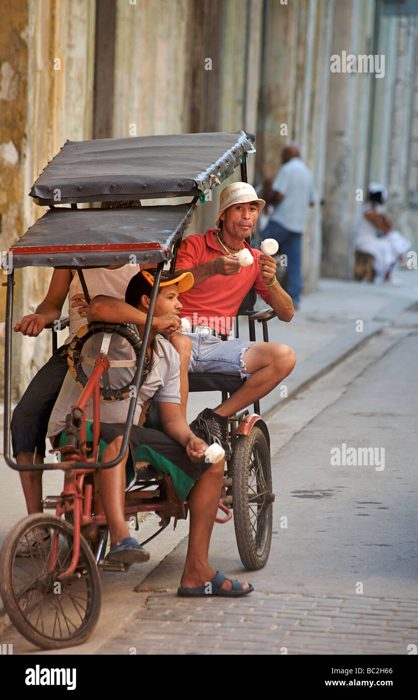 Kubanische Rikschafahrer genießen ein Eis am Stiel. Alt-Havanna, Kuba Stockfoto
