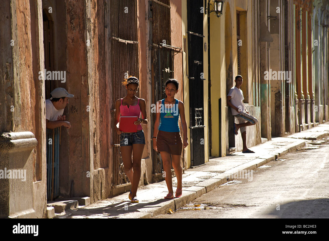 Kubanische Straßenszene. Beobachten das bunte Treiben ist ein beliebter Zeitvertreib in Havanna. Havanna, Kuba Stockfoto