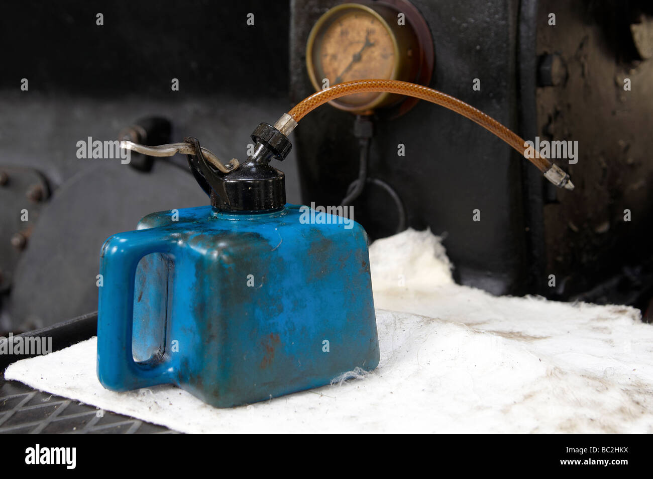 Blaues Öl kann auf Abfälle von Baumwolle Stockfoto