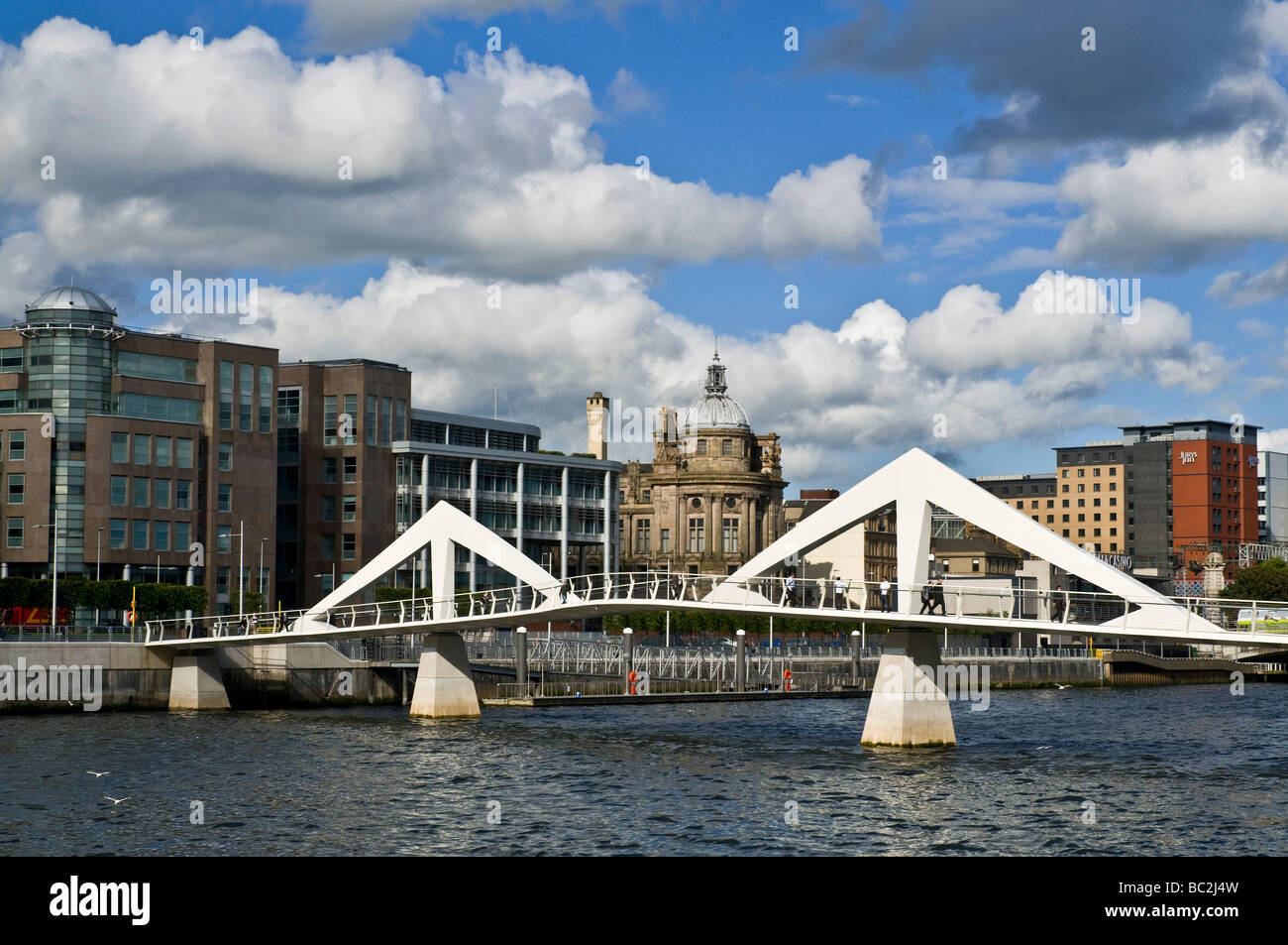 dh Broomielaw Tradeston RIVER CLYDE BRÜCKEN GLASGOW STADT Scottish Squiggly Brücke am Wasser Skyline Schottland Skylines Gebäude Stockfoto