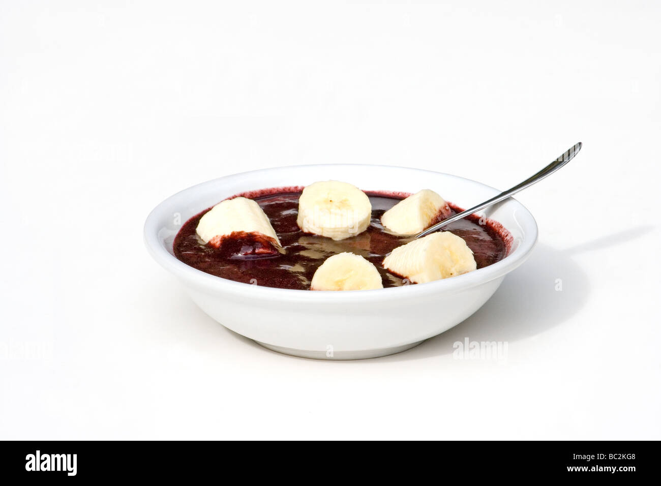 In der Nähe - uo Der açai Brei serviert in einer Schüssel mit Bananenscheiben Stockfoto