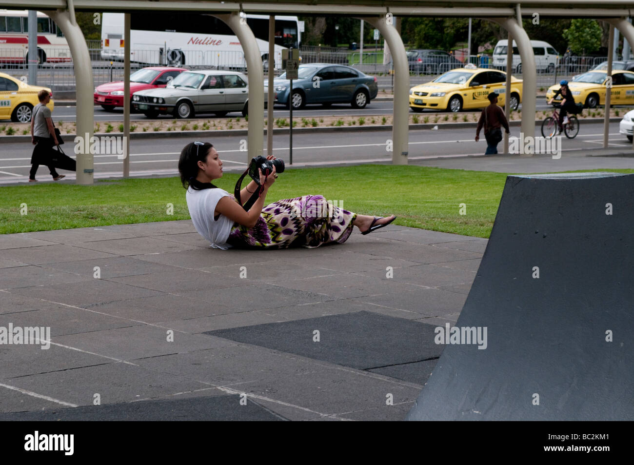 Frau, die ein Foto Victorian Arts Centre Melbourne Victoria Australia Stockfoto