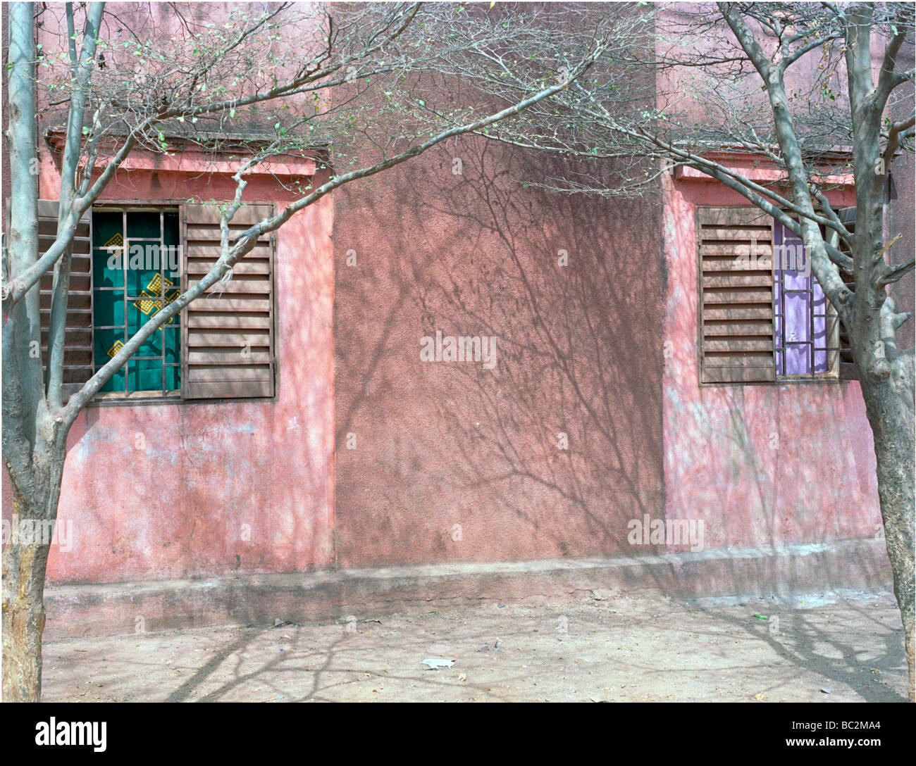 Straßenszene aus Bamako afrikanische Capitol Rosa Haus und Bäumen ruhige abstrakte Kunst Bild Stockfoto