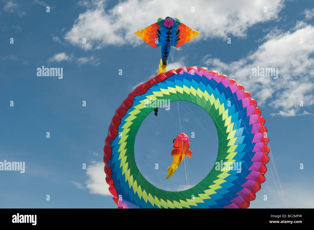 Kreisförmige Bol Kite in Regenbogenfarben Stockfoto