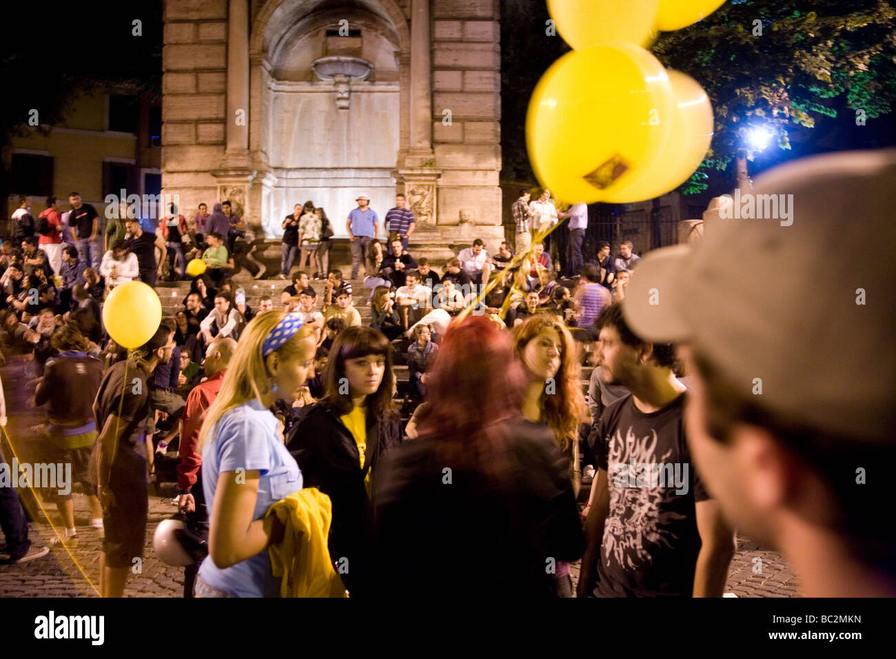 Jugendbegegnung, in Trilussa quadratische nachts Trastevere Rom Italien Stockfoto