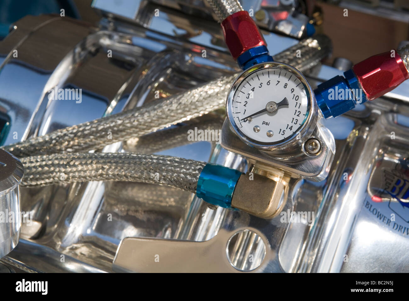 Kraftstoff-Manometer am geändert stark V8 zeigen Leistung Automotor  Stockfotografie - Alamy