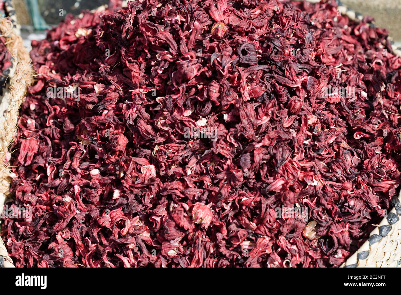 Korb mit Karkaday in einem Gewürzmarkt im Süden von Ägypten Stockfoto