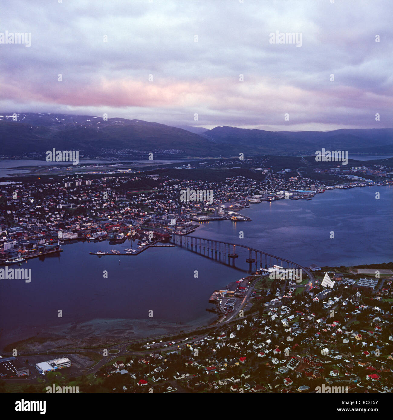 Tromso-Übersicht an der Saison der "weißen" Nächte Stockfoto