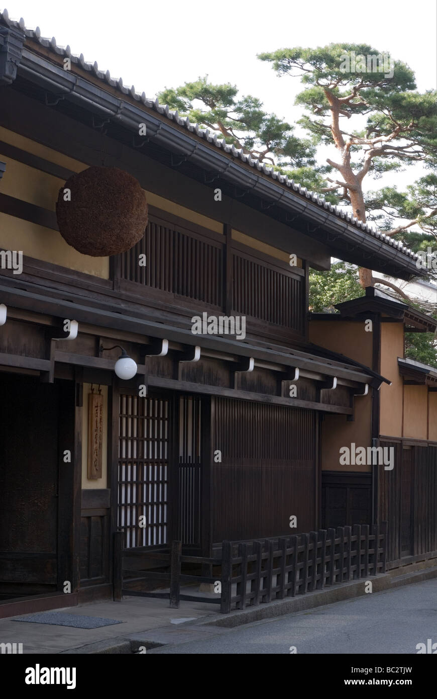 Die historische Yoshijima Heritage House in Takayama war eine ehemalige Sake-Brauerei als Beweismittel durch die hängenden Zeder Kugel- oder Sugidama Stockfoto