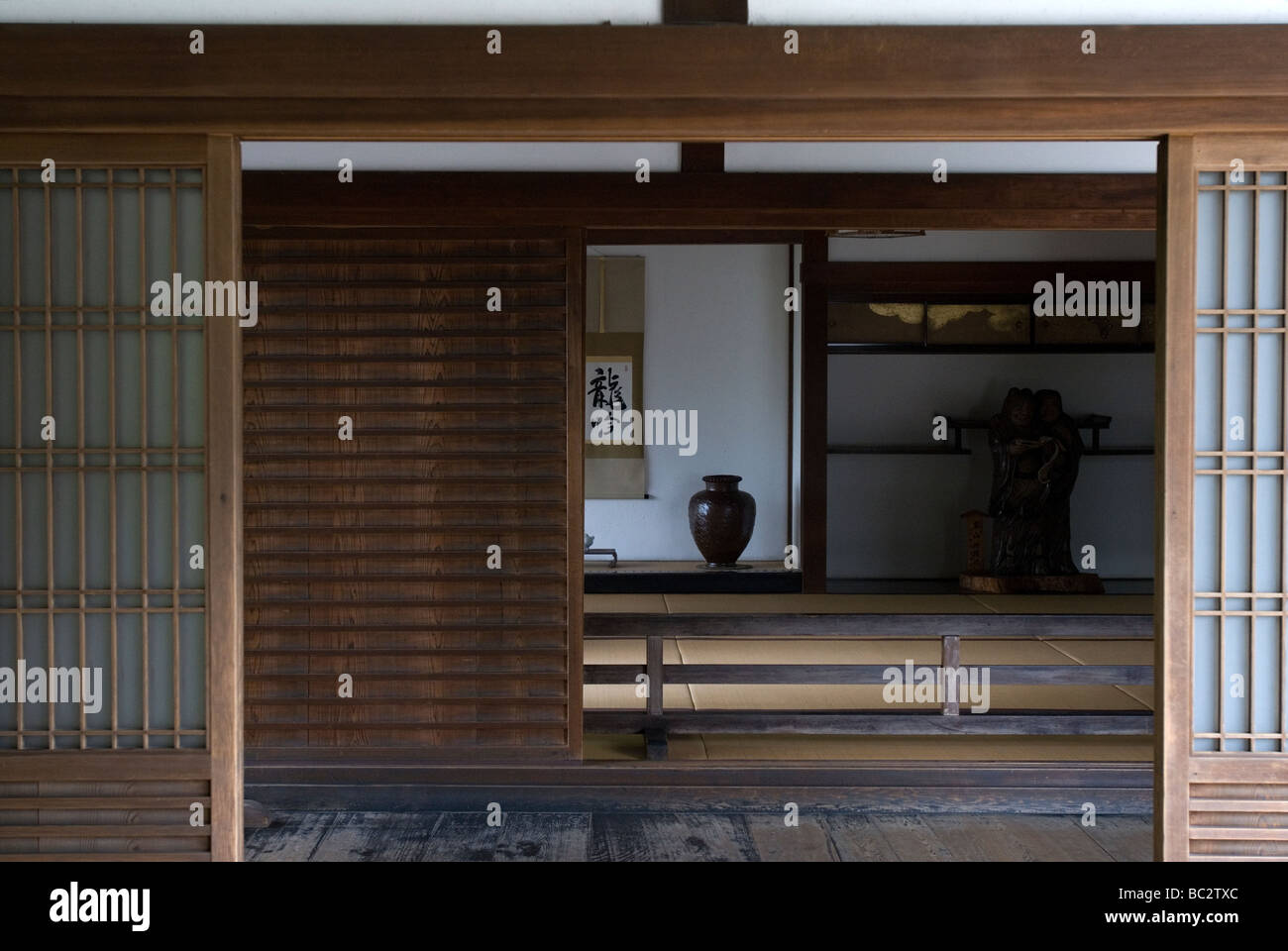 Blick durch geöffnete Shoji Bildschirme an den Innenraum Kunst Display Nische oder Tokonoma nanzen Tempel in Kyoto Stockfoto