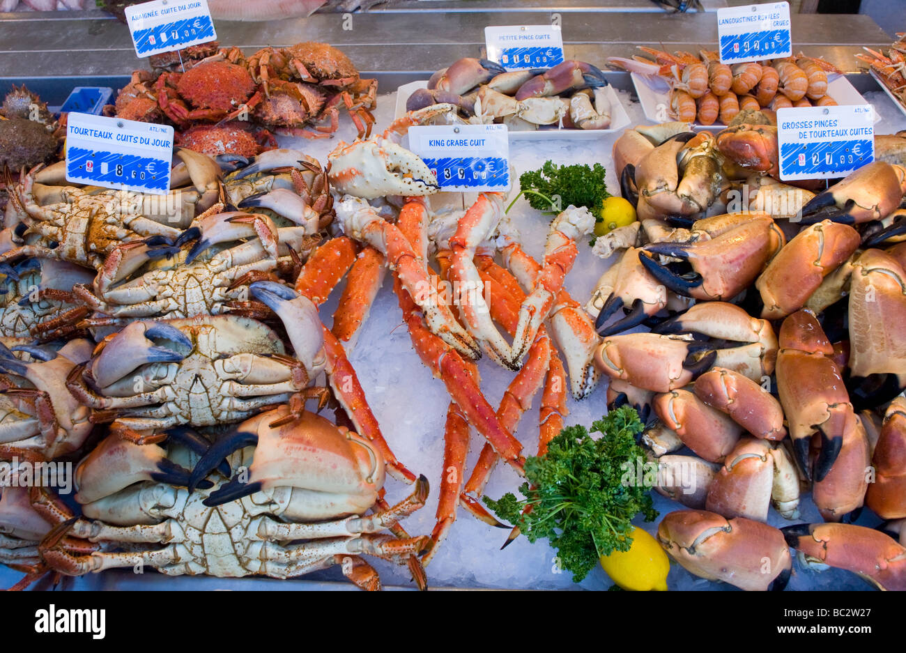 Spider-Krabben und kleine Krebse auf einem Fisch Markt Trouville-sur-Mer, Normandie, Frankreich, Europa Stockfoto
