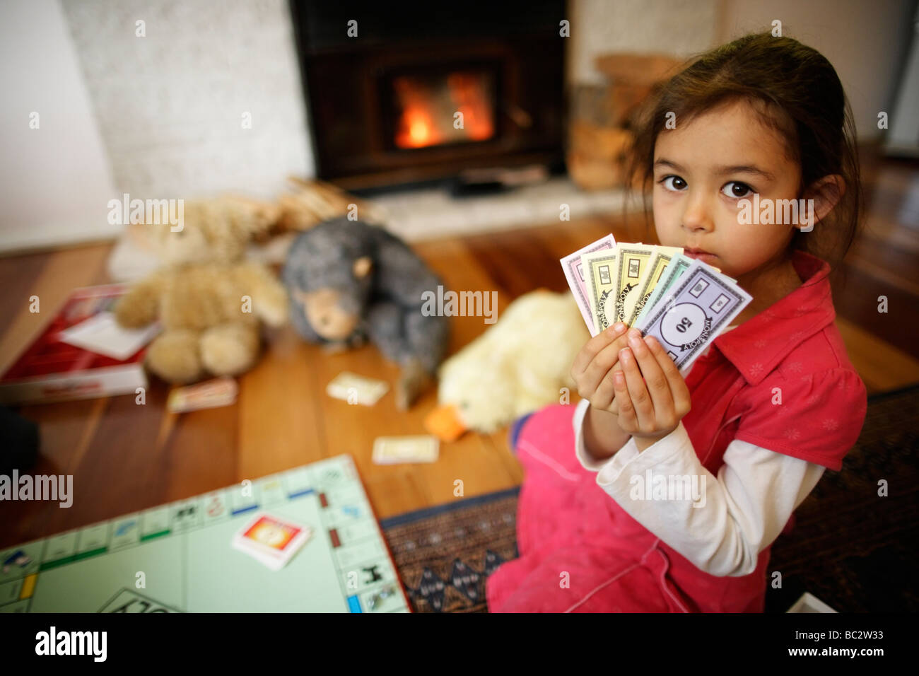 Kinder spielen Monopoly Stockfoto