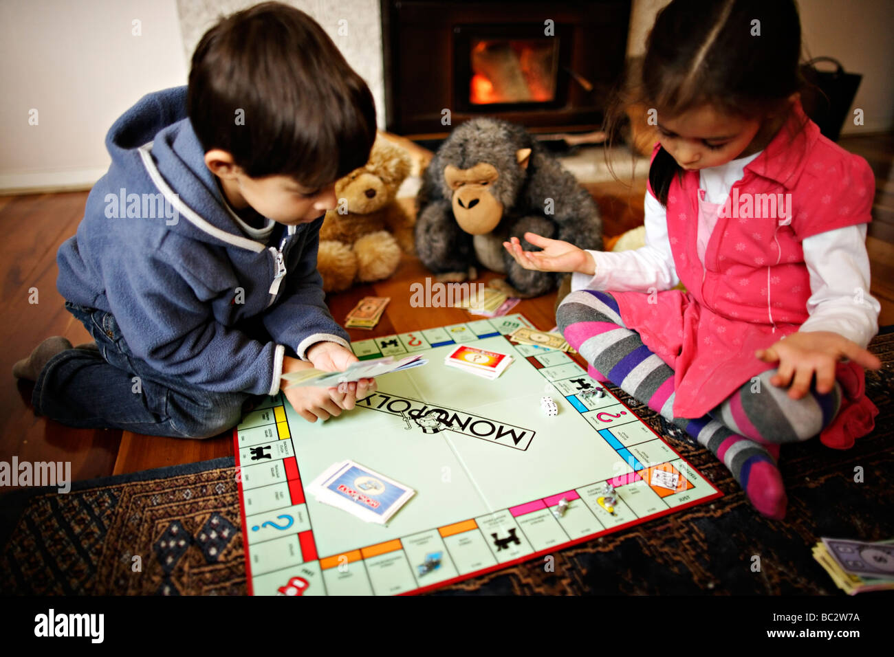 Kinder spielen Monopoly Stockfoto