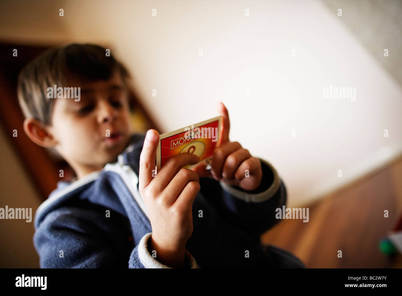 Kinder spielen Monopoly Stockfoto