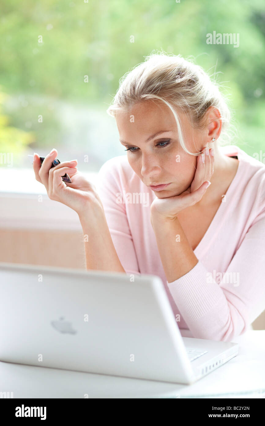 Frau mit Kreditkarte online Stockfoto