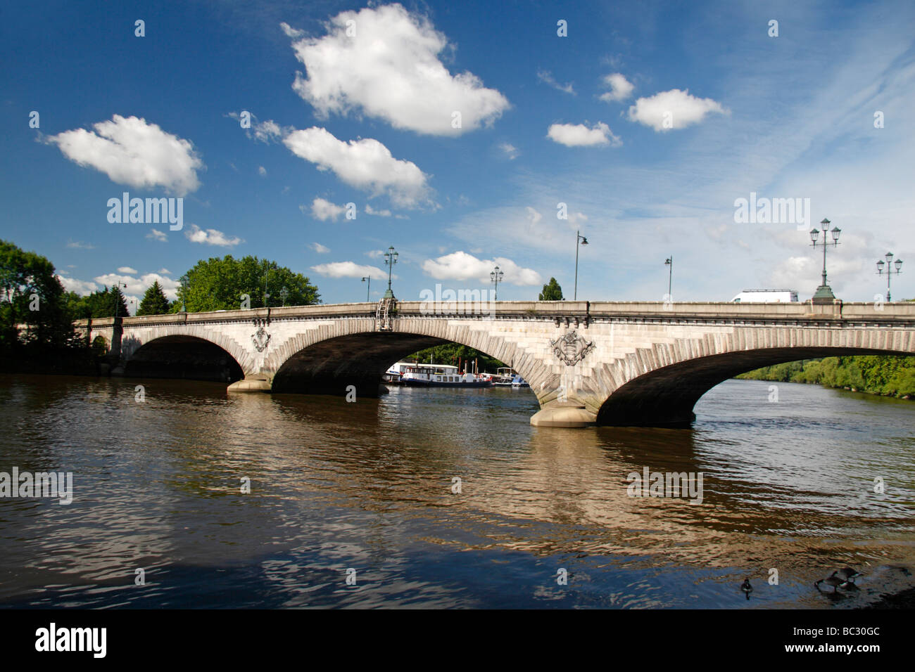 Kew Bridge, London, betrachtet aus dem nördlichen Ufer der Themse. Stockfoto