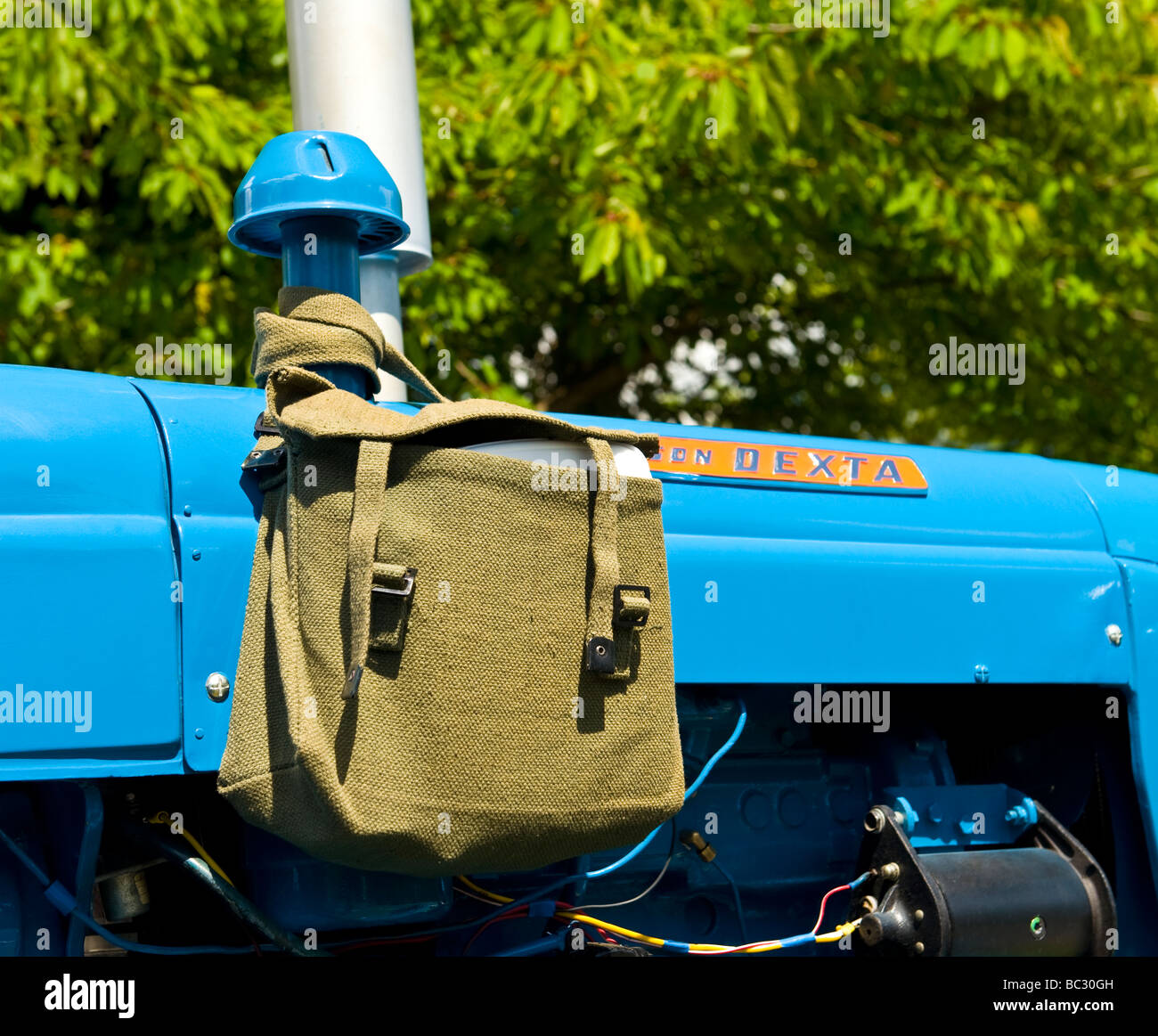 Lunch Bag Hung auf einem Vintage Fordson Dexta Traktor Stockfoto