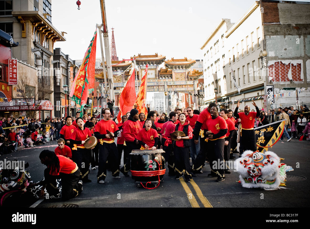 Eine Gruppe von aufgeregt Trommler und Tänzer Löwe marschiert auf der Paradestrecke Stockfoto