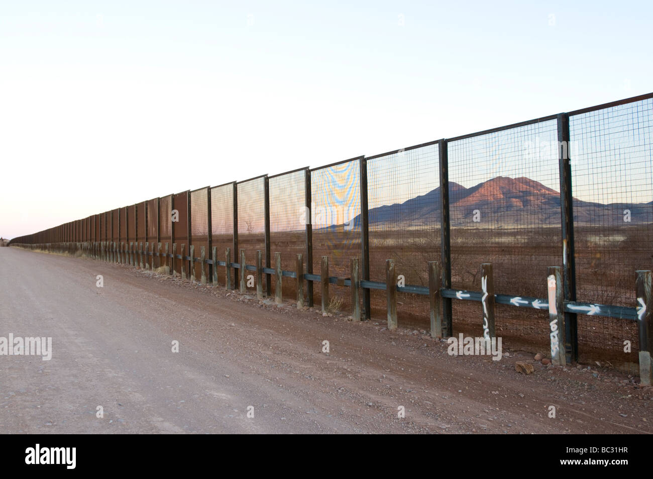 Ein Fußgänger-Stil Zaun verläuft entlang der mexikanischen Grenze in Arizona. Stockfoto