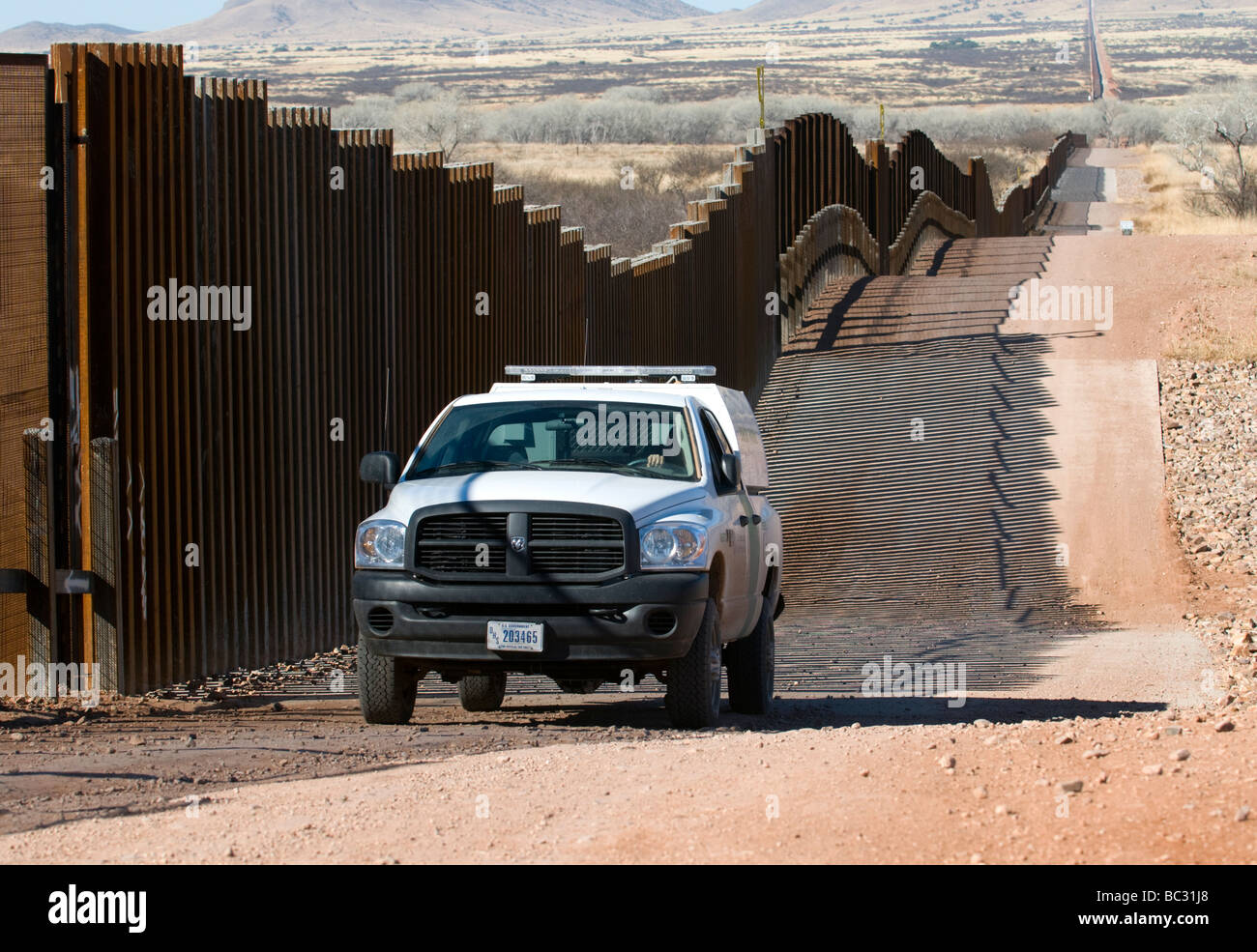Ein US Border Patrol fährt die neue Fußgängerzonen Zaun an der mexikanischen Grenze, AZ. Stockfoto