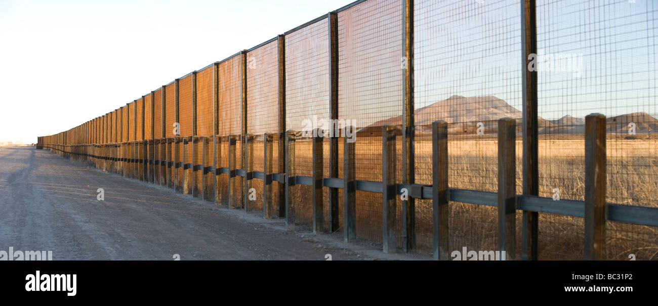 Ein Fußgänger-Stil Zaun verläuft entlang der mexikanischen Grenze in Arizona. Stockfoto