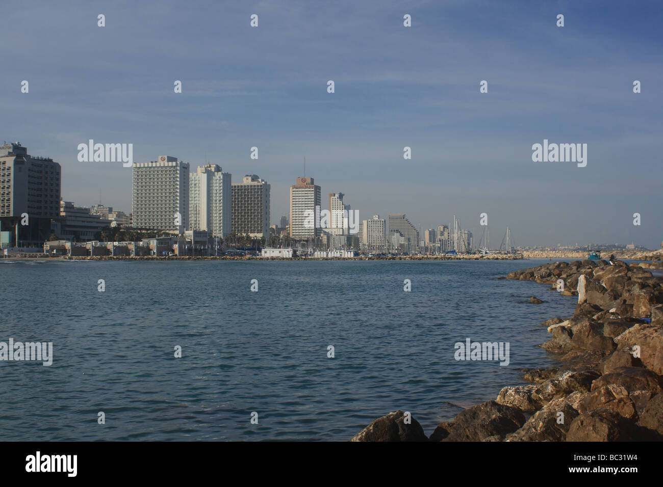 Gebäude am Strand in Tel Aviv mit dem Ozean mit Felsen im Vordergrund Stockfoto