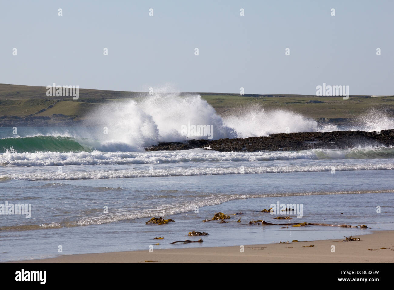 Wellen gegen Felsen in stürmischer See, Machirs Bay, Islay, Schottland Stockfoto