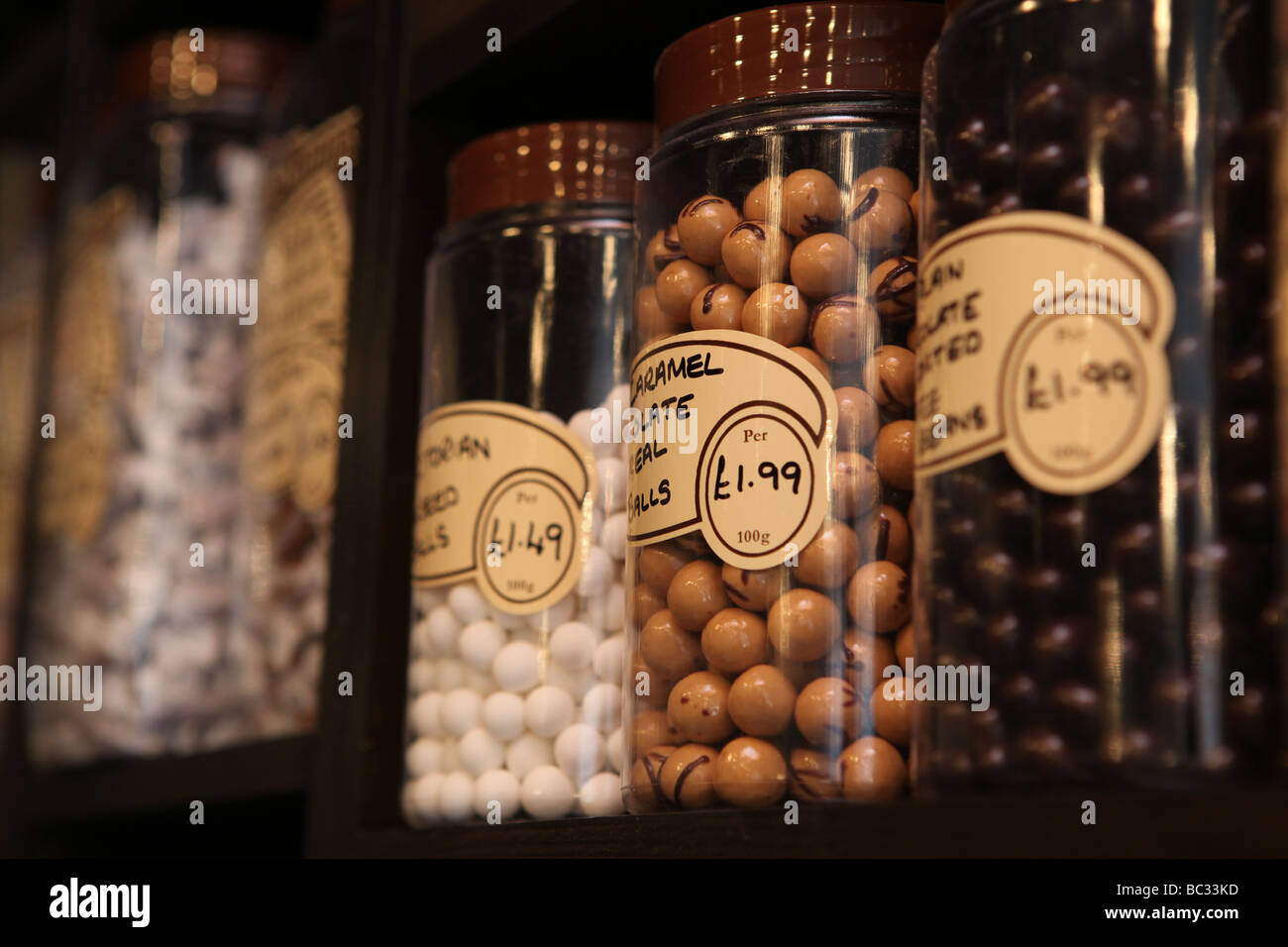 traditionelle Süßigkeiten in Originalbehältern in einem traditionellen Süßwarenladen suchen viktorianischen Stockfoto