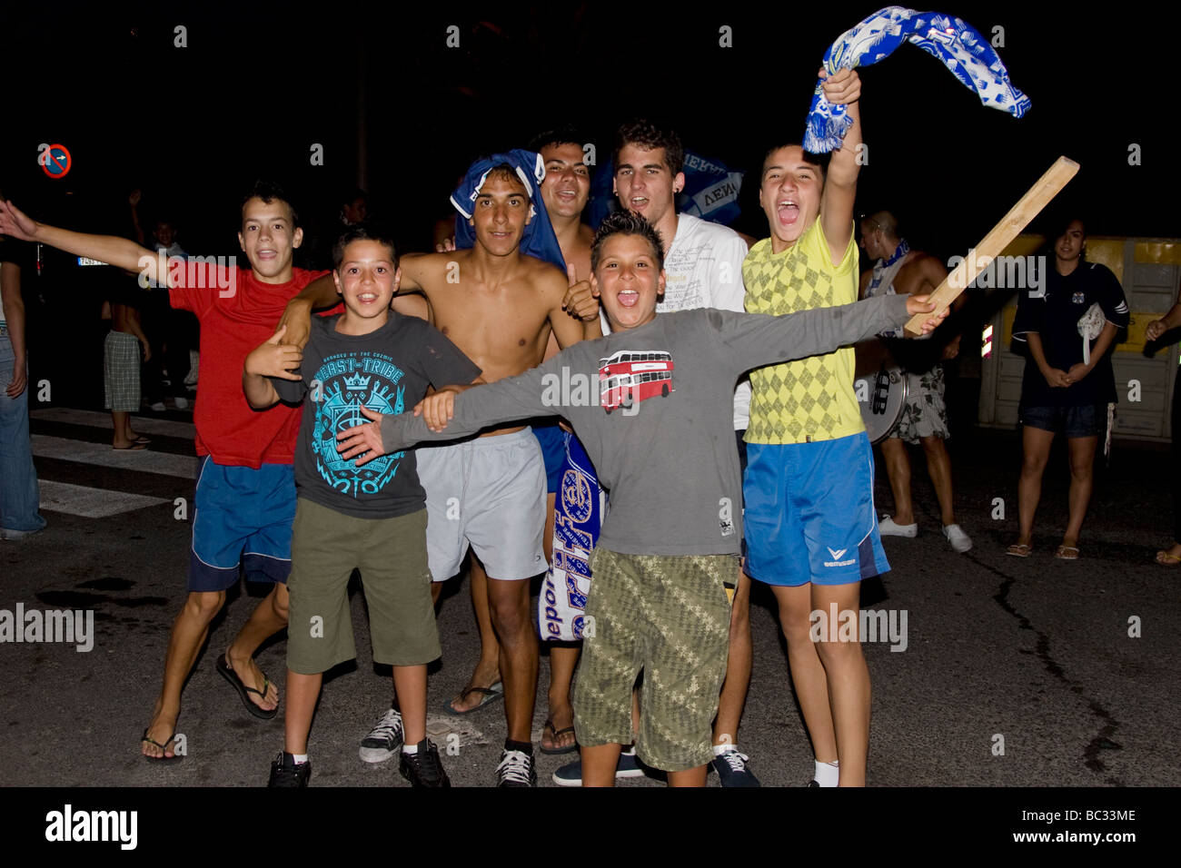 CD die Fußballfans von Teneriffa, die nach der Beförderung ihrer Teams zur La Liga vor Freude in den Straßen von Teneriffa verrückt werden. Foto von Nikki Attree Stockfoto