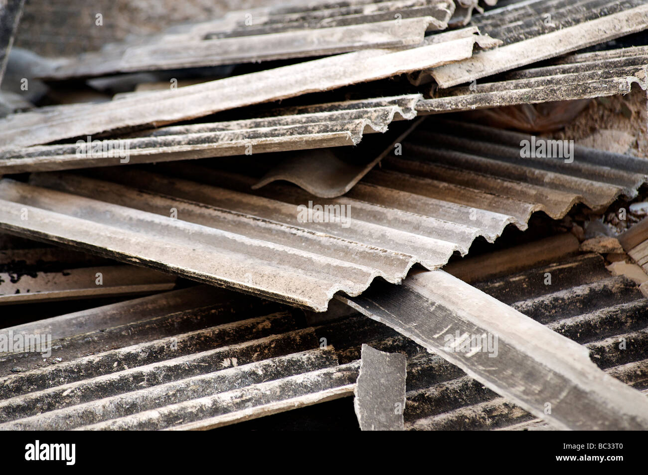 Haufen von gedumpten Asbest Wellblech Stockfoto