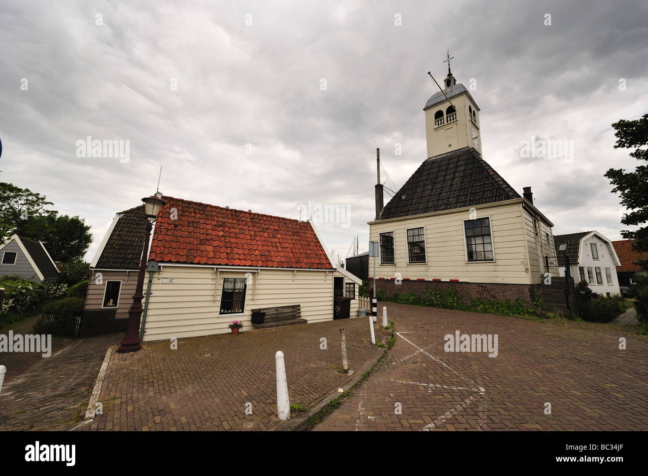 Eine kleine holländische Dorfkirche in der Nähe von Amsterdam in den Niederlanden genannt Durgerdam Stockfoto